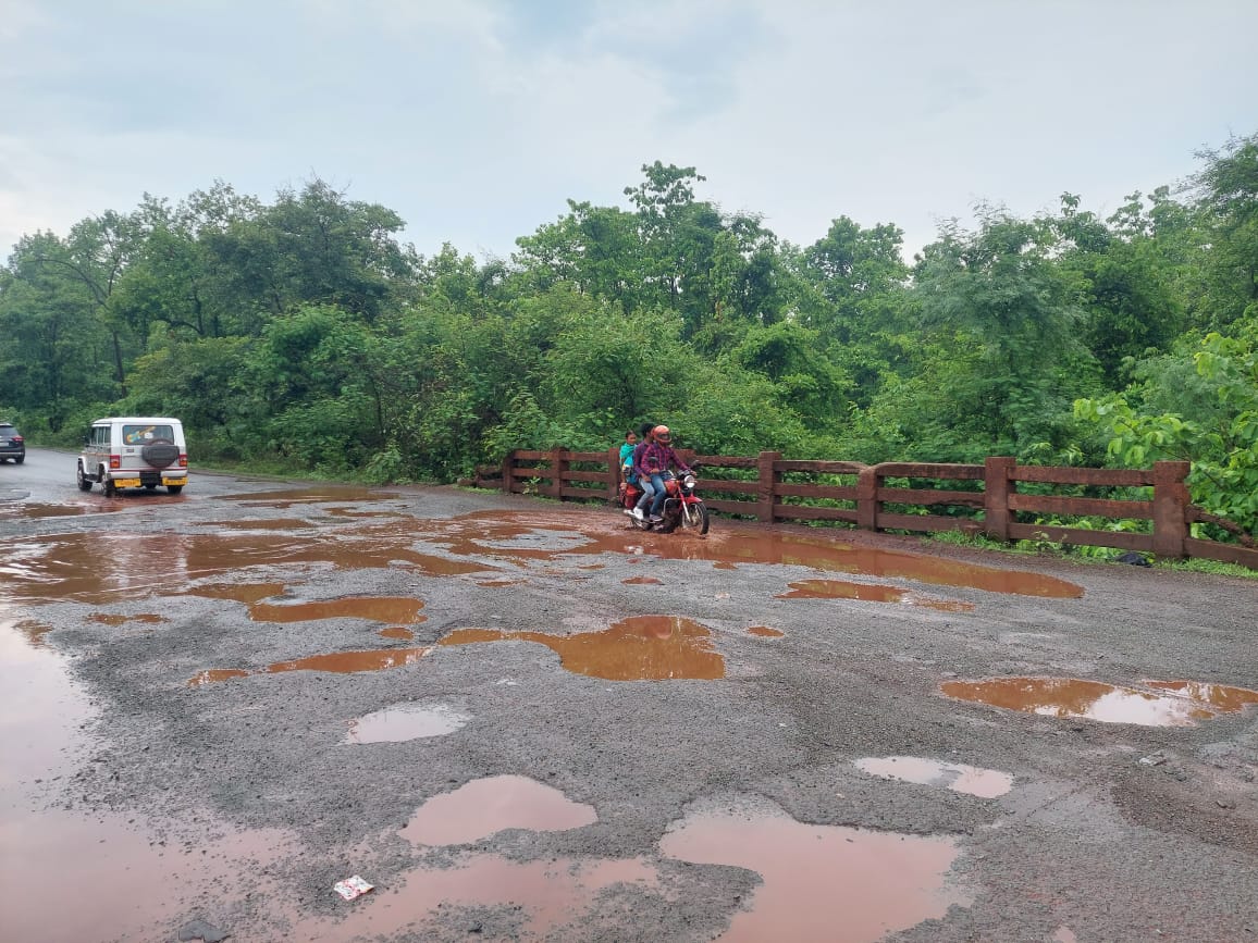 सड़क दुर्घटना को आमंत्रण दे रही बड़ाजामदा से नोवामुंडी जाने वाली मुख्य सड़क