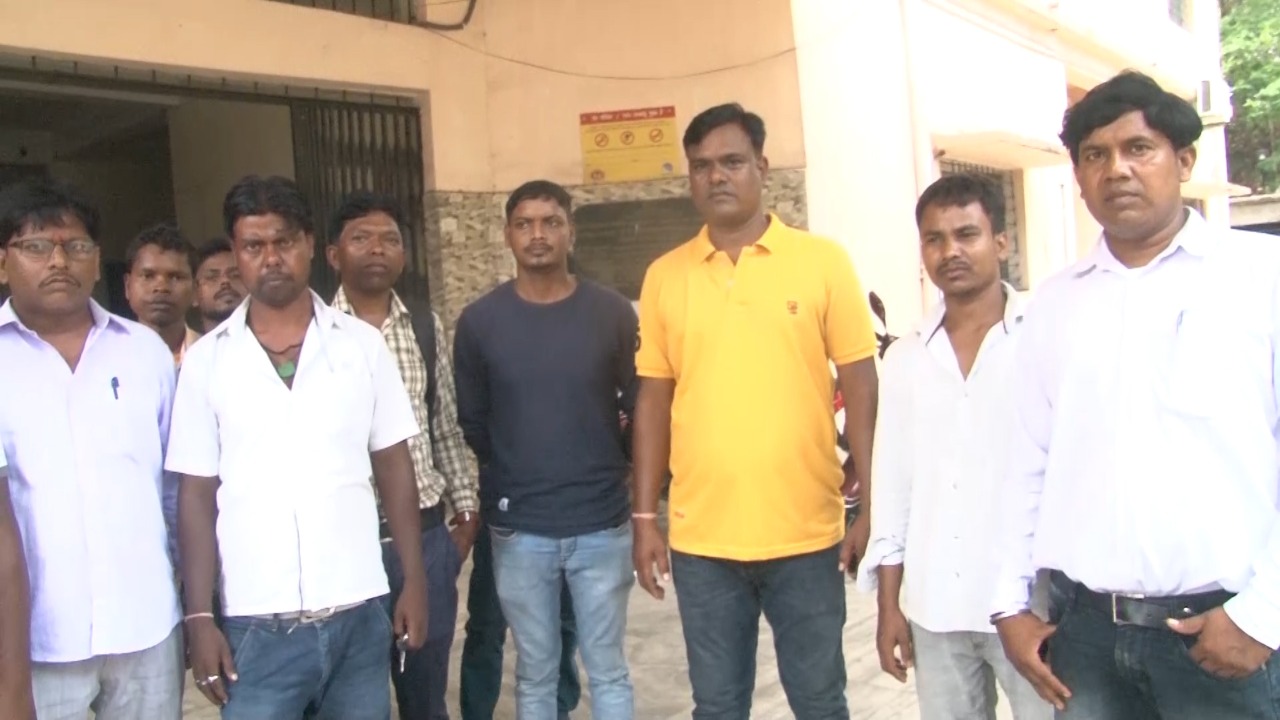 कोविड के समय हजारों मरीजों की जान बचाने वाले स्वास्थ्य कर्मियों ने क्यों घेर लिया CS दफ्तर, जानिये