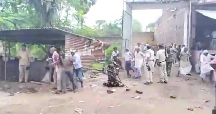 खाद की कमी होने पर किसानों ने किया हंगामा,पुलिस ने की लाठीचार्ज,पढ़े पूरी रिपोर्ट