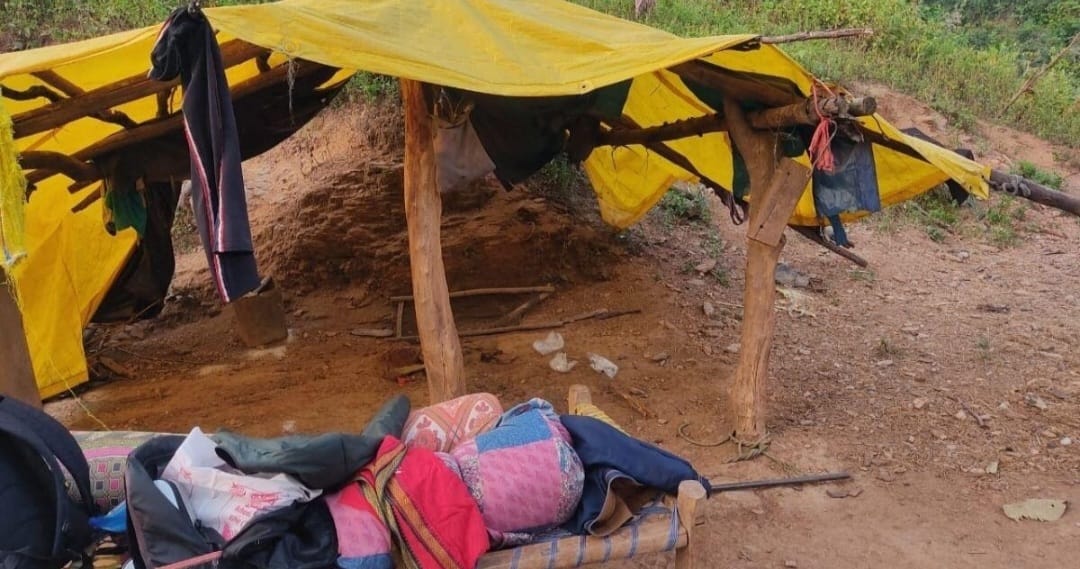 BREAKING :  पीएलएफआई के तीन उग्रवादी गिरफ्तार, मोबाइल और नक्सली पर्चा बरामद