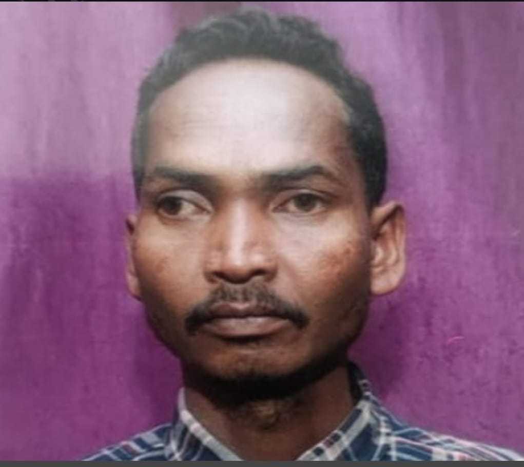 CHAIBASA: दो दिनों से घर से लापता एक युवक का श'व पेड़ से लटका हुआ मिला- जानिये उसने क्यों उठाया ऐसा क़दम