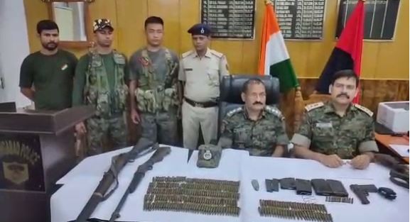 AURANGABAD :  हथियारों के साथ सुरक्षाबलों पर हमले की फिराक में थे नक्सली और पहुंच गई पुलिस- जानिये हुआ क्या आगे