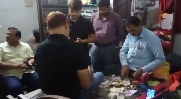 आय से अधिक संपत्ति मामले में निगरानी विभाग की बड़ी कार्रवाई, ड्रग्स इंस्पेक्टर के कई ठिकानों पर की छापेमारी  
