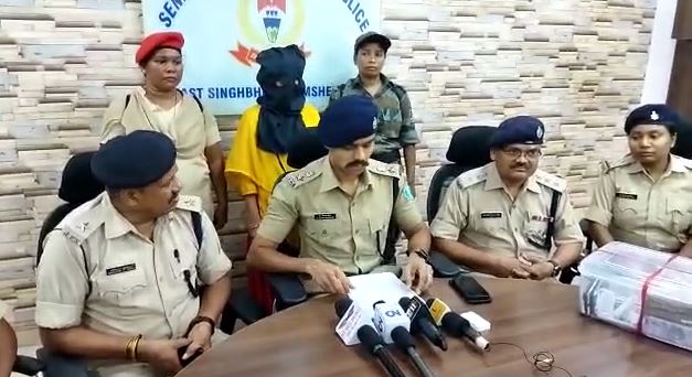 आदित्यपुर की ड्रग पैडलर सलमा खातून गिरफ्तार, हथियार के साथ काफी मात्रा में ब्राउन शुगर बरामद