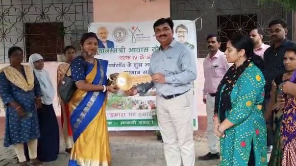 मानगो नगर निगम ने एक दर्जन से अधिक लोगों को उनके घरों की सौंपी चाभी, साथ में लगाने के लिए दिए पौधे  