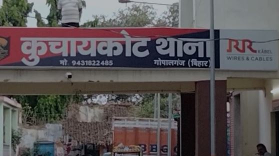 भाइयों में आम के बंटवारे को लेकर हो रहा था झगड़ा, बीच-बचाव करने पहुंची मां पर चला दी कुल्हाड़ी.... फिर... जानिये