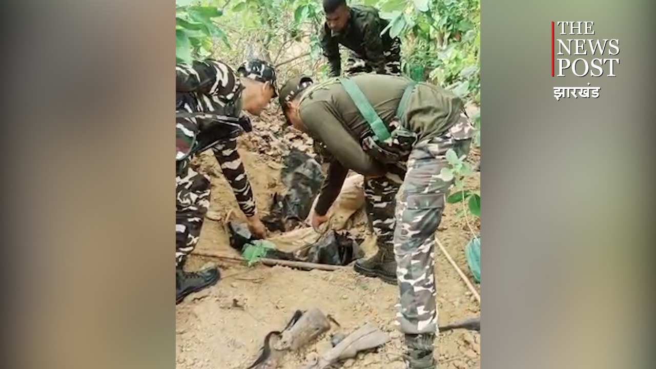 जंगल में जमीन के अंदर गाड़कर रखी थी नक्सलियों ने भारी मात्रा में विस्फोटक सामग्री, जब पहुंची पुलिस तो.....
