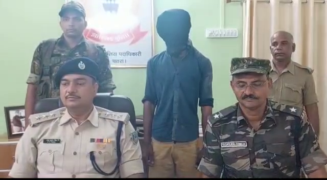 CHATRA: दिनदहाड़े लूट लिये थे करीब दो लाख रुपए, दो नाबालिग समेत तीन आरोपी गिरफ्तार