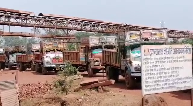 LOHARDAGA : बिना टैक्स और फिटनेस के धड़ल्ले से चल रही बॉक्साइट लदे ट्रक, परिवहन विभाग जांच में जुटी