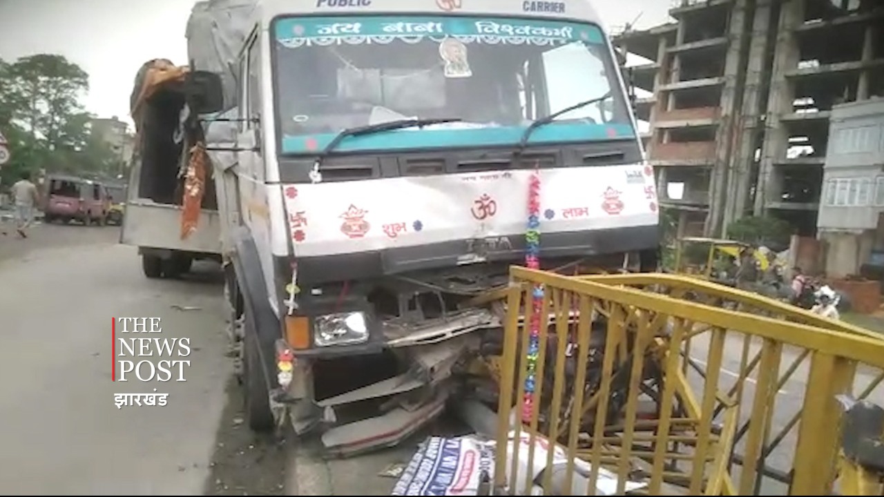 डिवाइडर  से टकराया ट्रक,बाल-बाल बचे चालक-खलासी