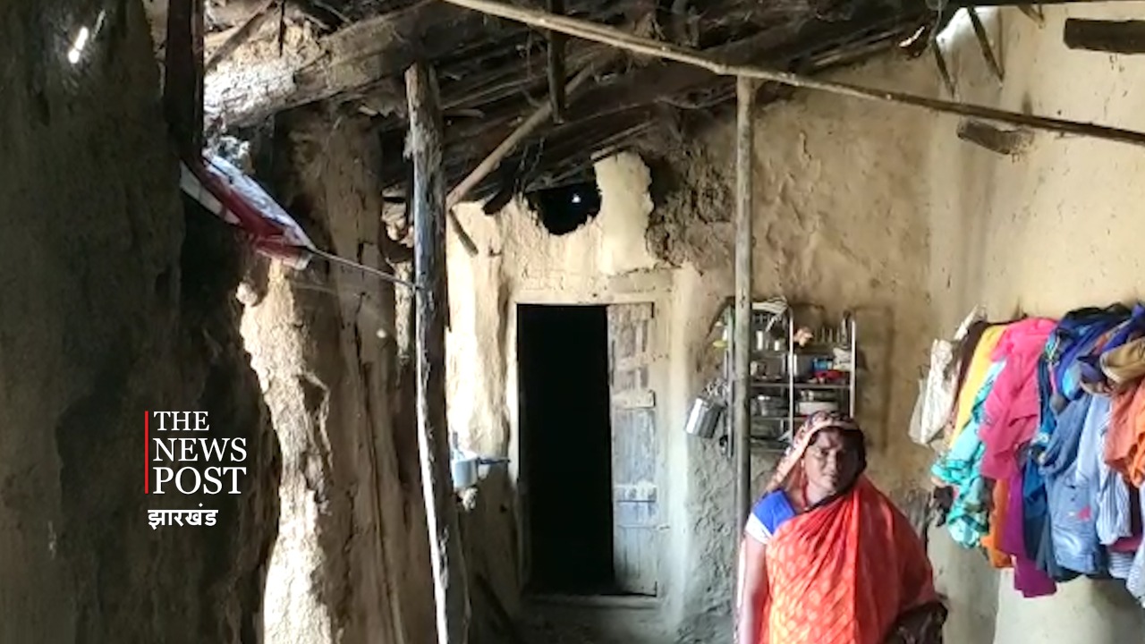 जिन घरों में जानवर भी रहना नहीं पसंद करेंगे,वैसे जर्जर घरों में रह रहे दर्जनों दलित परिवार