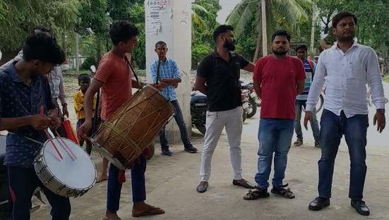 तिलका मांझी के प्रभारी कुलपति को खोजने वाले को मिलेगा इनाम, छात्रों ने डुगडुगी बजा कर किया ऐलान