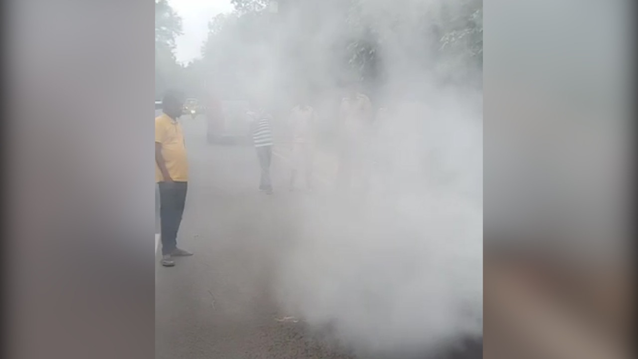 राजभवन के पास सड़क किनारे ज़मीन के अंदर से धुआं निकलता देख लोगों के उड़े होश, जानिए क्या है मामला