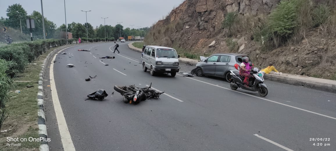      BREAKING :  रामगढ़-गिरिडीह में दो अलग अलग सड़क दुर्घटना में तीन की मौत,  कई घायल