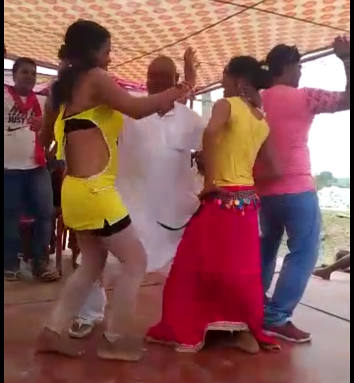 बार बालाओं के साथ मुखिया जी का ऐसा धांसू डांस आपने पहले कभी नहीं देखा होगा, देखिए वायरल वीडियो
