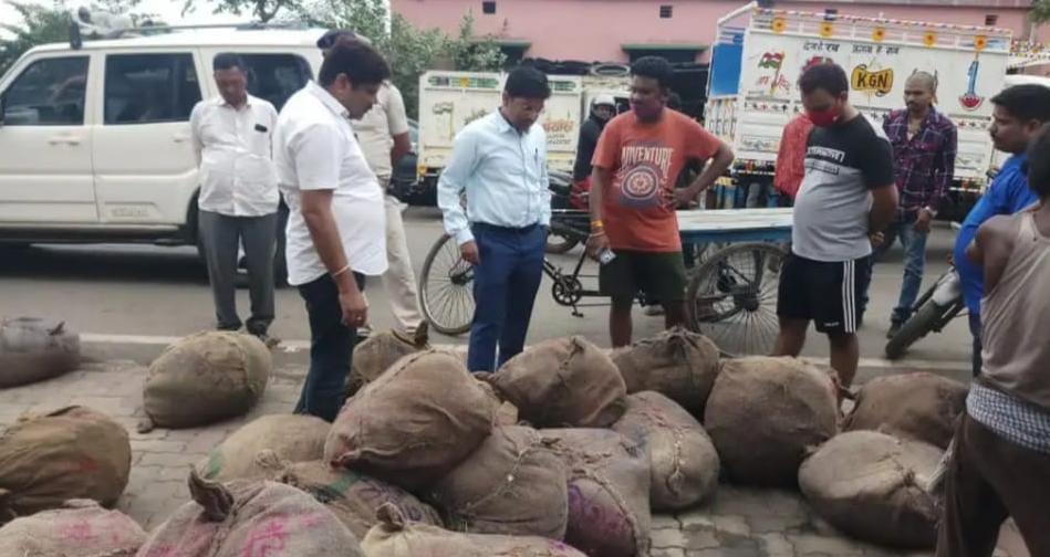 DEOGHAR: चार वाहनों से लगभग 110 बोरा खोवा जब्त, श्रावणी मेला को देखते हुए प्रशासन चला रहा अभियान