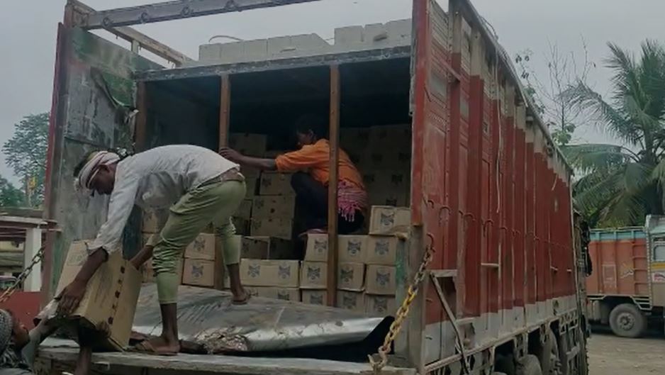 ट्रक के तहखाने में छुपाकर लाई जा रही थी शराब बरामद, चालक  हिरासत में 