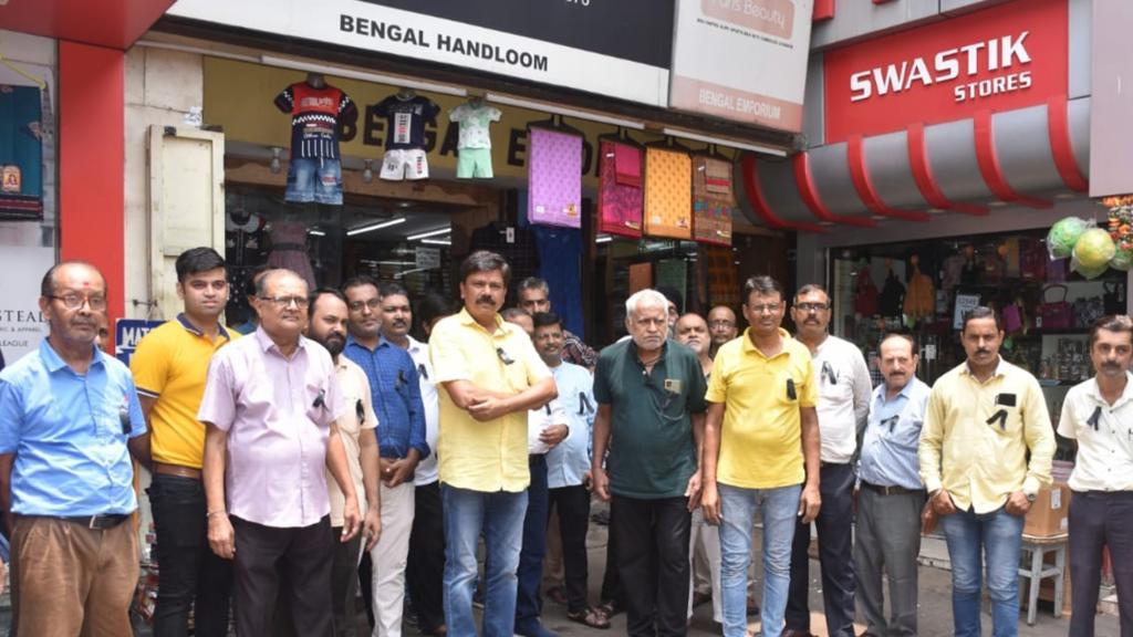 धनबाद को दस घंटे भी बिजली नहीं , व्यवसायी उतरे सड़क पर 