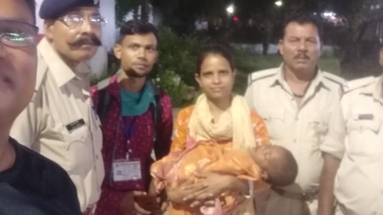DHANBAD: नौ माह की अबोध के लिए सेंटर बना मां की गोद, जानिए पूरा मामला