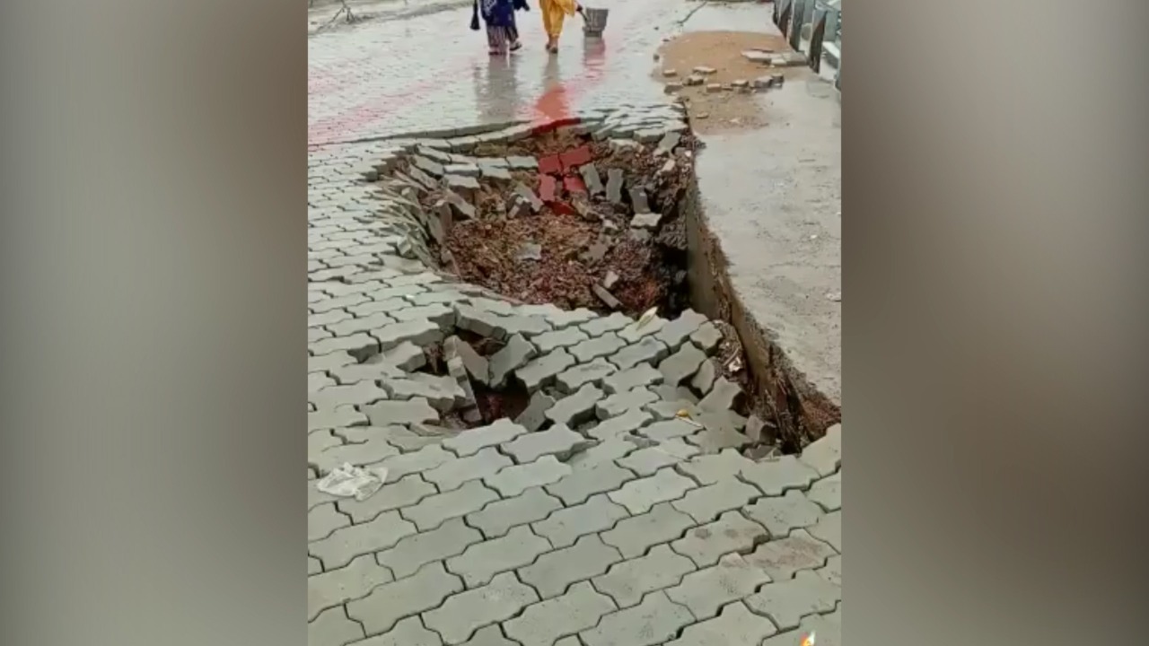 उद्घाटन के छह दिन बाद ही जेपी गंगा पथ का फुटपाथ धंसा,  दो दिन की बारिश में खुली पोल 