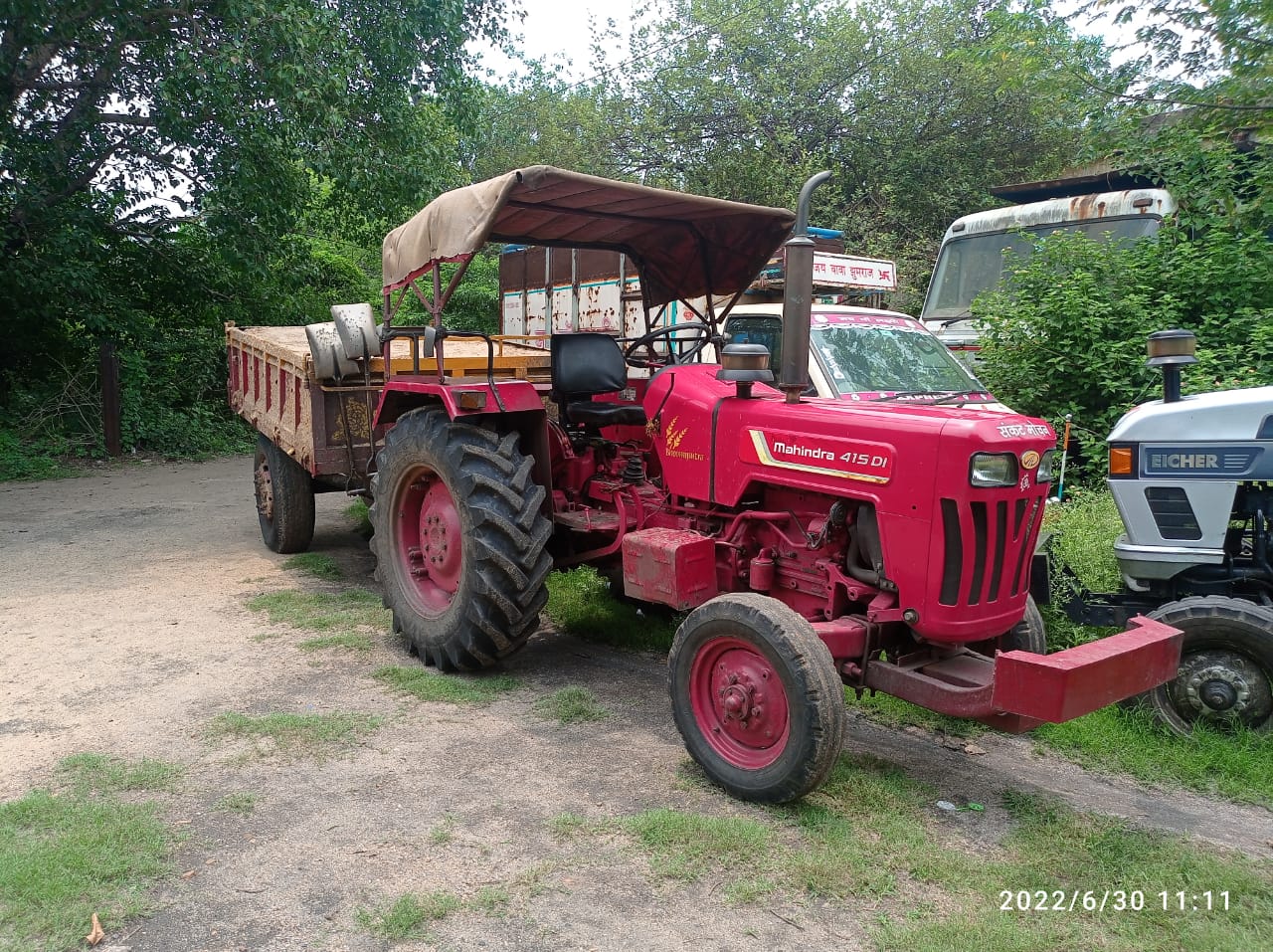 दामोदर नद से अवैध खनन: युवकों ने बालू लदे दो ट्रैक्टर को पकड़कर किया पुलिस के हवाले