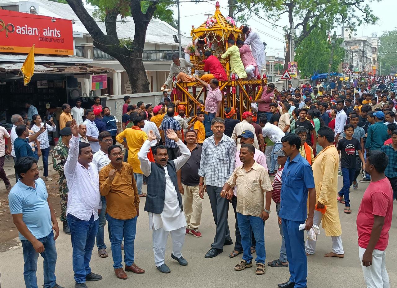 रथ यात्रा में शामिल हुए पूर्व मुख्यमंत्री मधु कोड़ा, पूजा अर्चना कर रथ खींचकर मांगी प्रदेश की खुशहाली