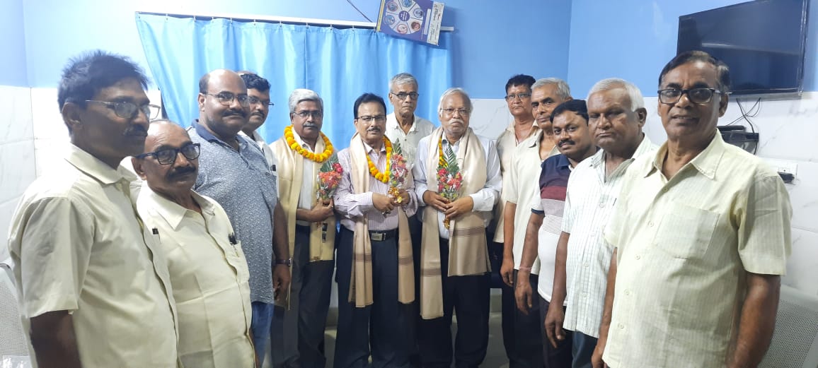 गोविंदपुर के शिक्षकों ने डॉक्टरों को किया सम्मानित, कहा- धरती पर भगवान