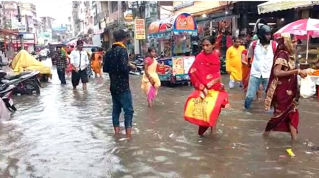 मुजफ्फरपुर: प्रशासन के दावे खोखले, भक्तों को नाले के पानी में चलकर करने पड़ रहे हैं भगवान के दर्शन  