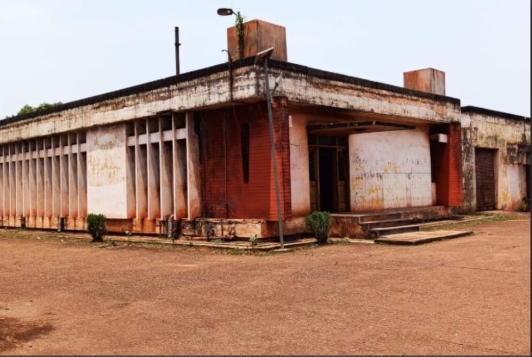 बड़ाजामदा: सिर्फ एक डॉक्टर और दो नर्स के बल पर चल रहा खदान मजदूरों के लिए बना सेंट्रल अस्पताल, देखिये बदहाली की तस्वीर