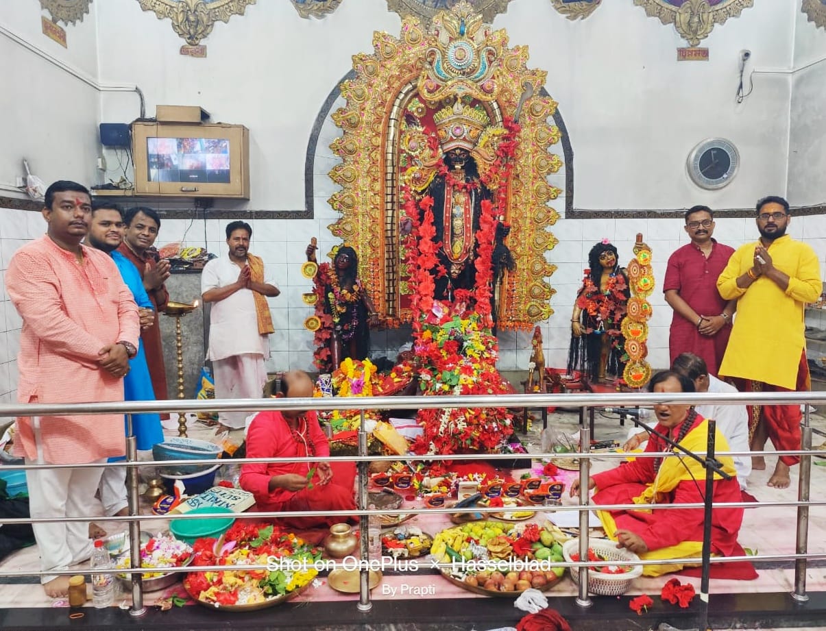 चाईबासा: ॐ ह्रीं विपदतारिणी दुर्गायै नम: के मंत्रोच्चार से गुंजायमान हुआ शहर