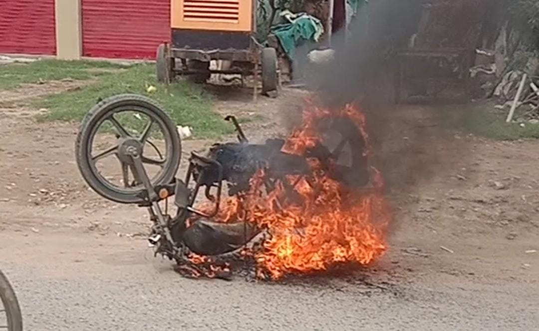 महंगे पेट्रोल से तंग आकर युवक ने लगाई बाइक में आग, जांच में जुटी पुलिस