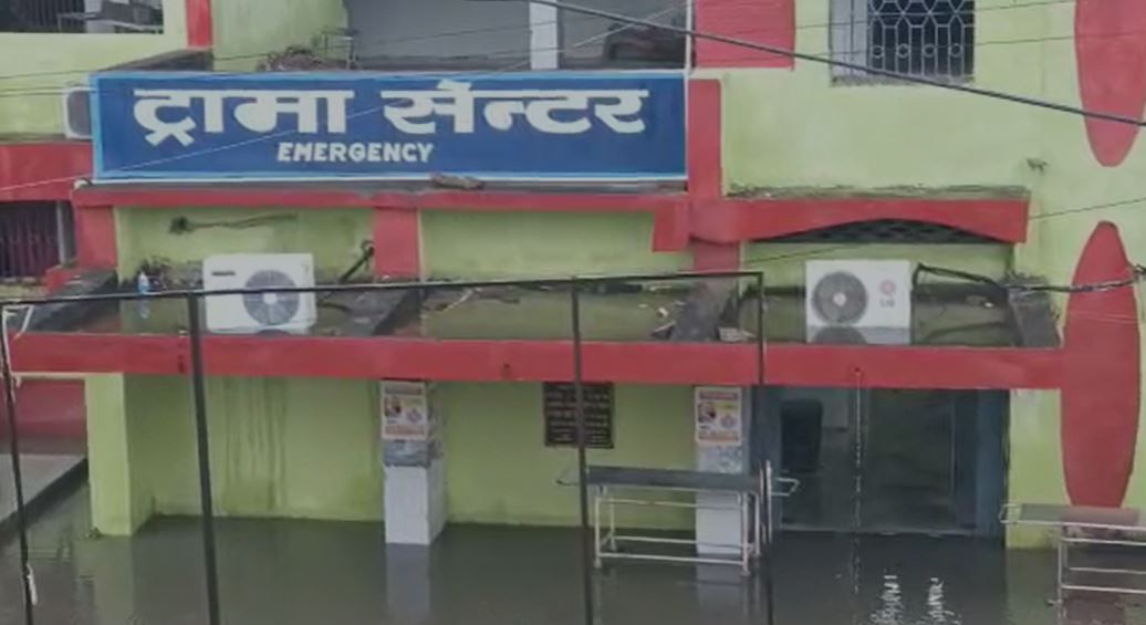 पहली बारिश ने खोली नगर पंचायत की पोल, अस्पताल का ट्रामा सेंटर व इमरजेंसी वार्ड डूबा