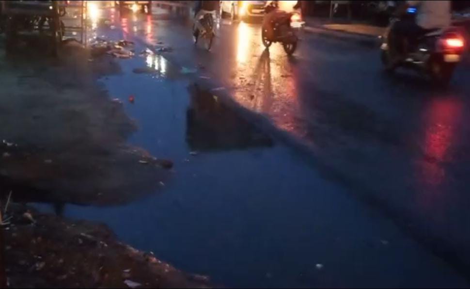तेज बारिश ने खोली नगरपालिका की पोल, अब रोड पर ही बह रहा है नाली का पानी, जानिए कहां का है मामला