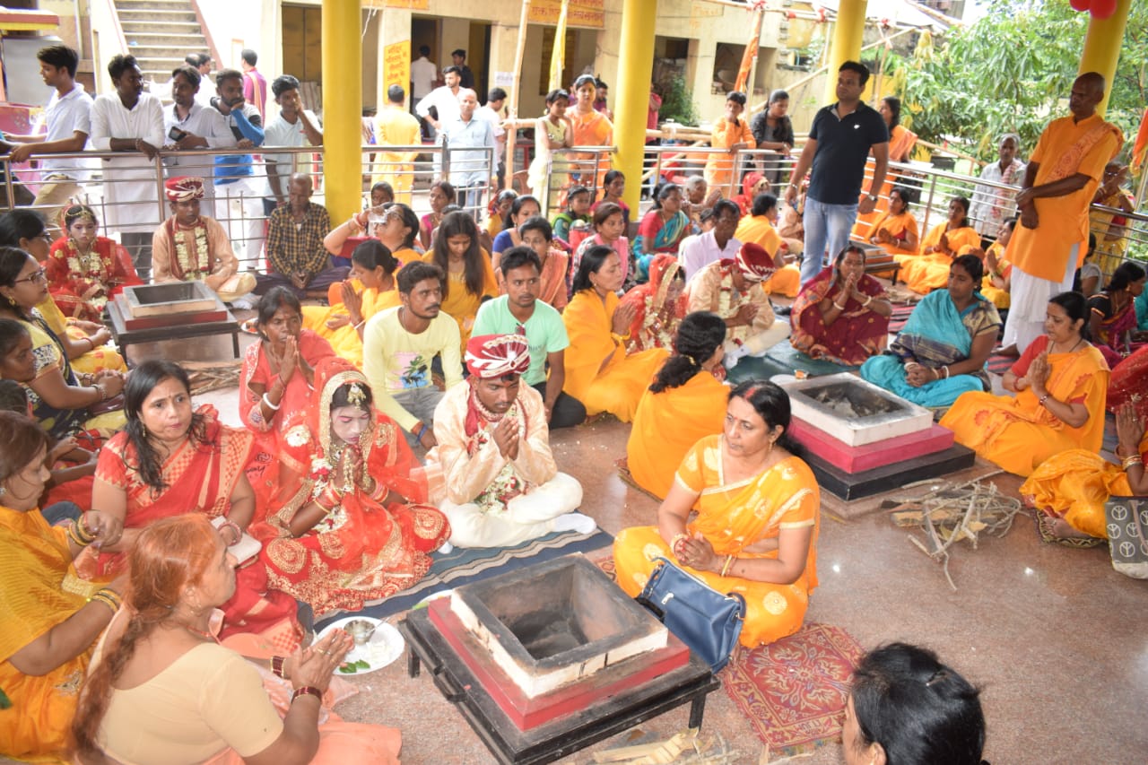 नेक पहल: युवाओं की टीम की ममता और वात्सल्य की छांव में परिणय सूत्र में बंधे पांच जोड़े