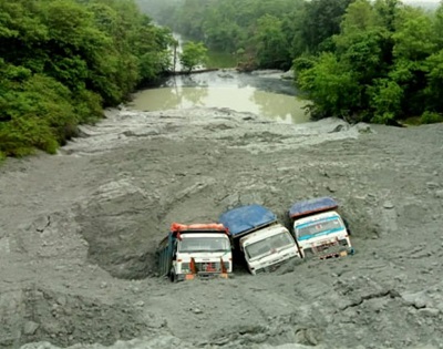झुमरी तिलैया: अंबादाह खदान में देर रात तीन हाइवा गिर गए 100 फीट नीचे, जानिये पूरा मामला 