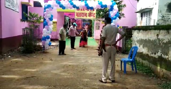 आदर्श मतदान केंद्र पर पेयजल की व्यवस्था नहीं होने मतदाताओं में नाराजगी