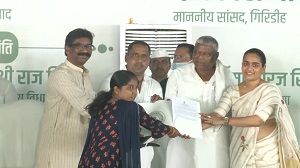 कड़ी धूप परीक्षा ले रही थी, फिर भी जॉब लेटर पा कर खुश थीं छात्राएं