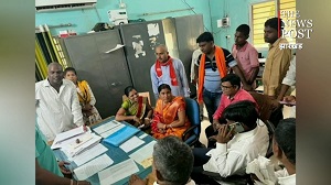 गोमिया प्रखंड के औचक निरीक्षण को लेकर बोकारो जिप अध्यक्ष से क्यों हैं अधिकारी-कर्मचारी नाराज़, जानिये