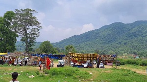 तीर्थाटन: मंदिर से मज़ार पर जाता है झंडा,  सवा इंच की मूर्ति सात मीटर का वस्‍त्र