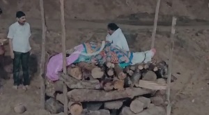 मां ने विवाहिता बेटी को दी मुखाग्नि, जानिए क्या है वजह