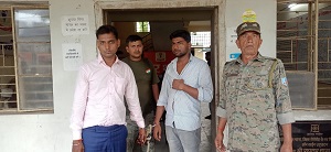 वरमाला के लिए दुल्हन के साथ स्टेज पर खड़ा था दुल्हा, माला लाने में हुई देर, तो जानिये फिर क्या हुआ