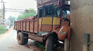 LOHARDAGA:  ..और अचानक बॉक्साइट लदा ट्रक डिवाइडर से टकरा गया , तस्वीर में देखिये भयावहता