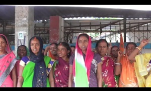 DHANBAD: मनईटांड़ के लोगों को डेढ़ साल से सप्लाई पानी भी मयस्सर नहीं, महिलाएं गुस्से में सड़क पर उतरीं