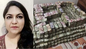 पूजा सिंघल मामला: 2 बक्से लेकर ED के अधिकारी पहुंचे कोर्ट, दाखिल की 5000 पन्नों की चार्जशीट