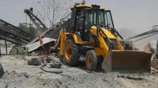 छतरपुर में क्रशर प्लांट को फूं'कने की कोशिश, मजूदरों के शोर मचाने पर भागे अपराधी