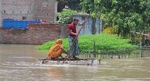 बिहार में बाढ़ से जनजीवन परेशान, ग्रामीण इलाके में आवागमन बाधित