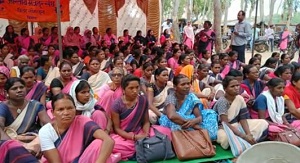 लोहरदगा: आंगनबाड़ी सेविकाओं ने इन मांगों को लेकर किया धरना प्रदर्शन