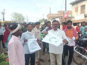 प्लास्टिक मुक्ति को लेकर पलामू पुलिस सतर्क, दो सौ जवानों के साथ सड़क पर उतरे एसपी, फैलाई जागरूकता