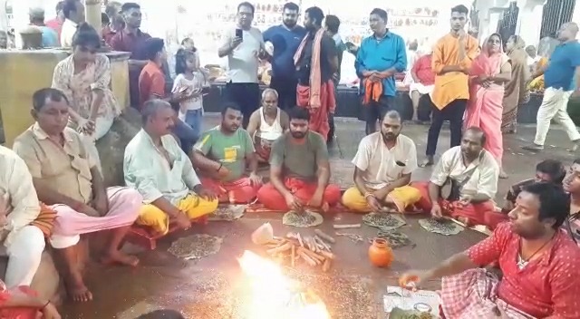 लालू के स्वास्थ्य को लेकर पुरोहित और समर्थकों ने किया बाबा बैद्यनाथ में महामृत्युंजय जाप