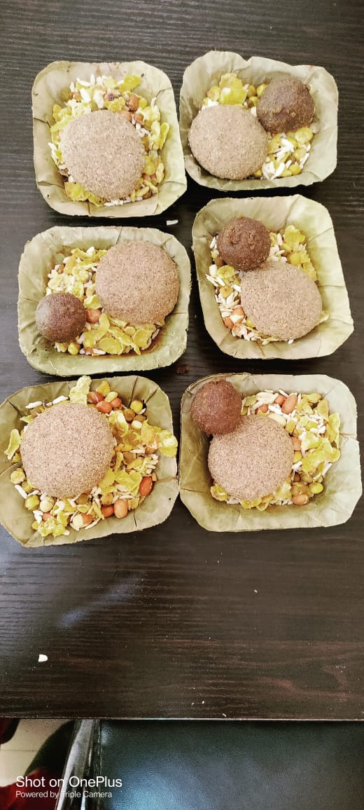 पहल- डीसी के निर्देश के बाद सरकारी बैठकों में अब दोना- प्लेट में पोरोसे जा रहे है मड़ुआ और चूड़ा के भुज्जी